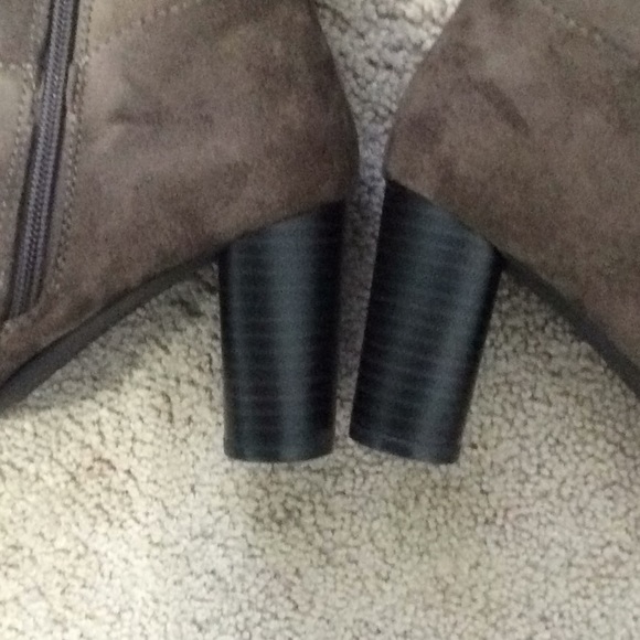 BROWN FAUX SUEDE BOOTS 👢. Size 6.5 with 3” heels - Picture 4 of 7